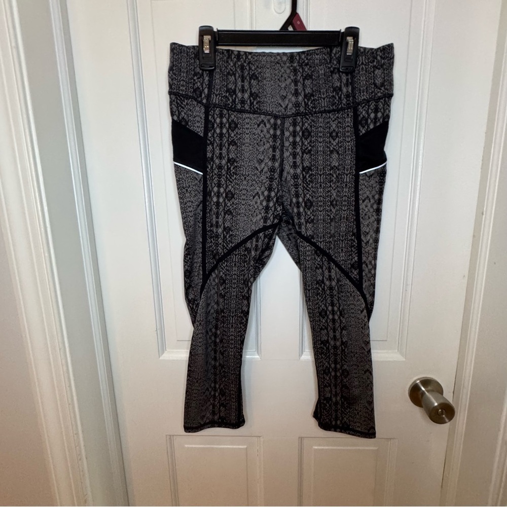 Athleta Black and Gray Patterned Activewear